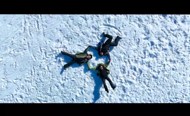 雪球大戰過後，三人攰到瞓地。