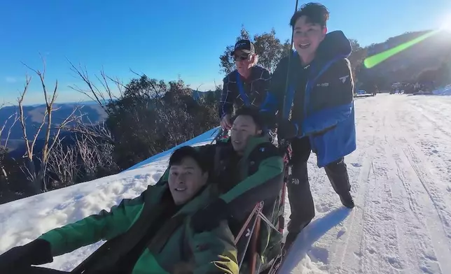 曹永廉與黎耀祥坐在被雪橇犬拉着的雪橇上，蕭正楠則站在雪橇尾控制左右。
