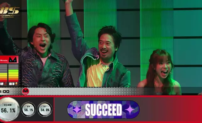 開心到三位主持人吖。