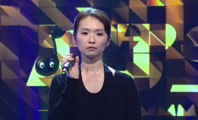 Mani每次埋位演唱前個樣都好專注。