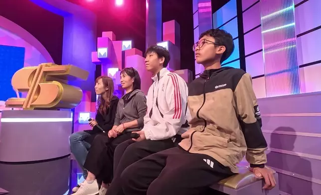 佢都偶爾會詢問屋企人意見，繼唔繼續玩落去好。