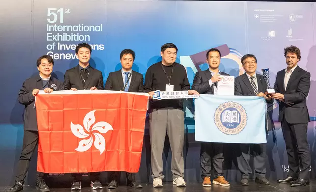 浸大互動媒體系助理教授及人工智能媒體研究中心AI與社會公益實驗室主任李鈺鵬教授（右三）研發的「AI事實查核服務」，奪得國際傳媒大獎及銀獎。