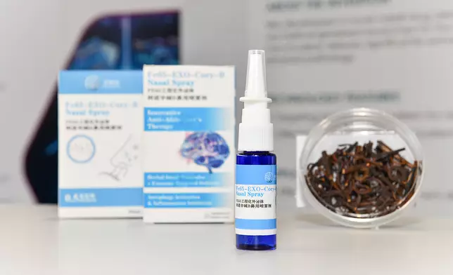 浸大中醫藥學院教學科研部客座助理教授 Ashok Iyaswamy 博士研發的「利用經改造的外泌體及柯諾辛鹼-B鼻噴霧治療阿茲海默症」，奪得金獎。