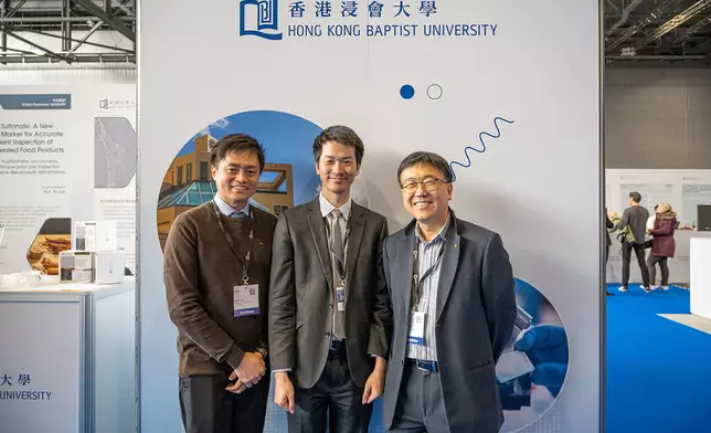 香港政區政府駐柏林經濟貿易辦事處副處長梁子康（中）參觀浸大展位，並由浸大知識轉移總監林國然（右）及知識轉移經理（知識產權）鄧軒朗博士（左）陪同。