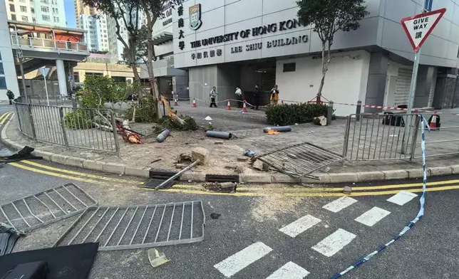 九龍灣一架私家車失控撞倒圍欄，衝上行人路，9人受傷。