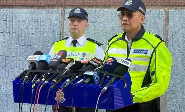 東九龍總區交通意外調查組督察蔡紹基(右)交代車禍詳情。