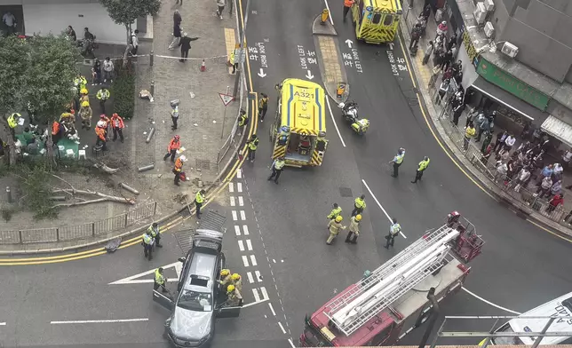 九龍灣有私家車剷上行人路，撞倒多名途人。FB@Lowe Alpine Hong Kong 圖片
