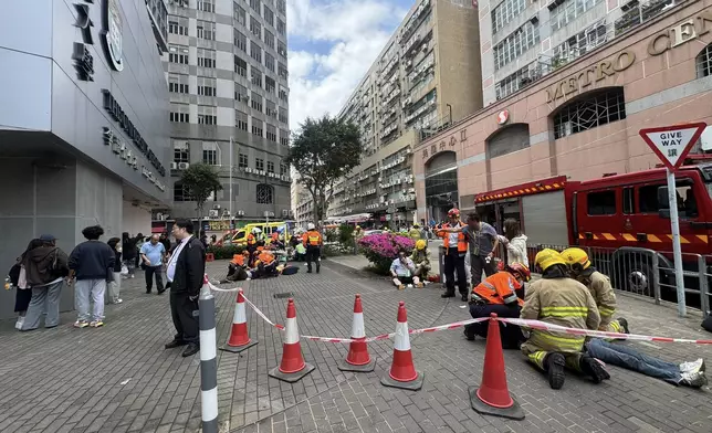 九龍灣有私家車剷上行人路，撞倒多名途人。fb圖片