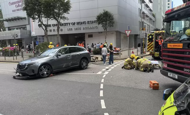 九龍灣有私家車剷上行人路，撞倒多名途人。fb圖片
