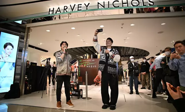 翌日現身太古廣場Harvey Nichols，為首本個人珍藏相集《days before the bloom》舉行簽書會。