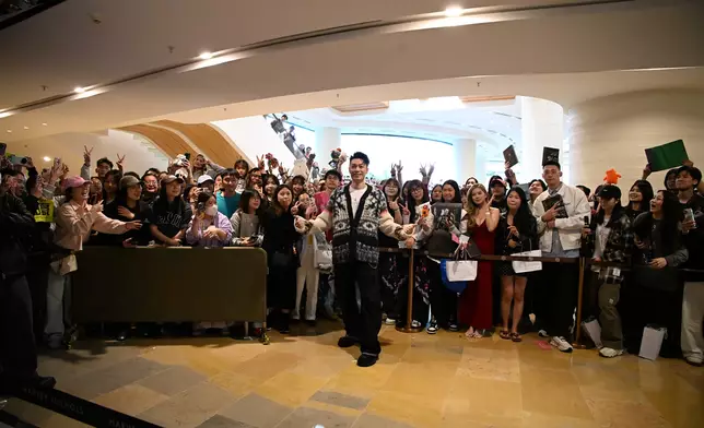 與粉絲大合照。