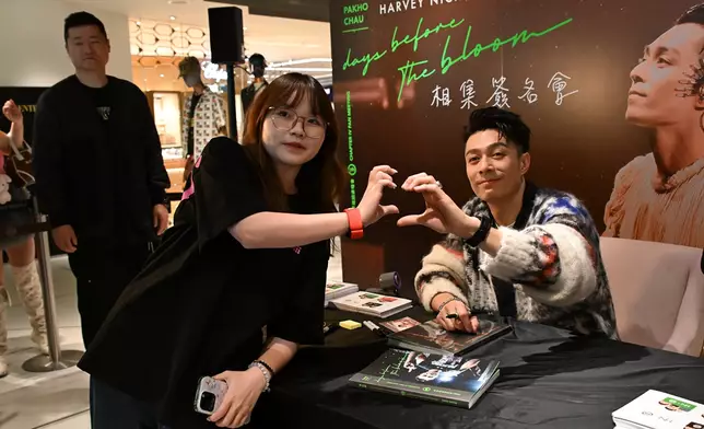 與粉絲一同派心心。