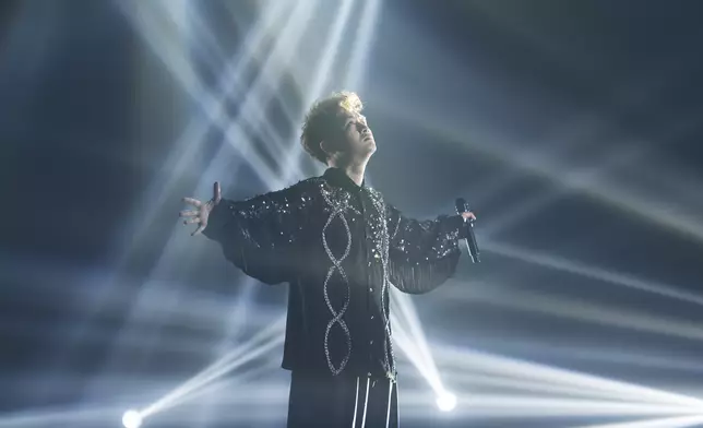 譚輝智推出全新單曲《娛初》，致敬每個時代的大娛樂家，鼓勵大家在音樂和舞蹈中尋找快樂與自信。