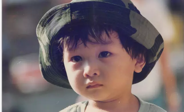 從稚嫩的臉龐到堅定的眼神，每一張照片彷彿都在訴說他從小立志踏上歌手之路的故事。