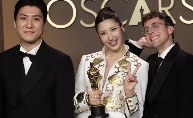 EJAE上台感動領獎。網上圖片