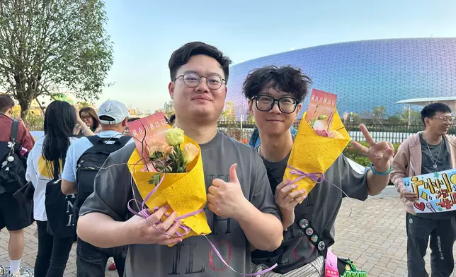 江門歌迷郭先生與友人合影。