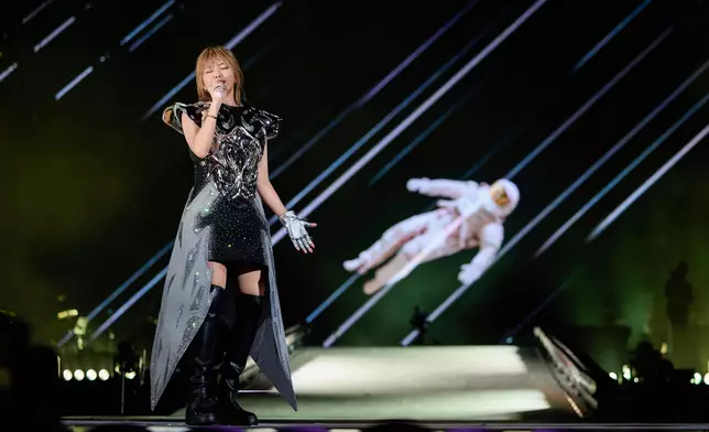 尾場氣氛高漲，啟德主場館化身巨型K房，萬人合唱《我不難過》、《我懷念的》等經典金曲，場面震撼。（照片提供: Make Music）