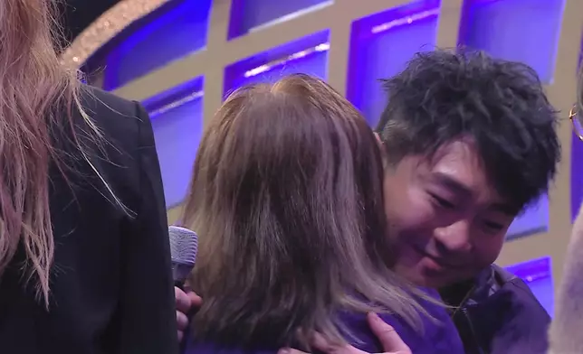 離開舞台前，袁帥與導師高少華相擁道別。