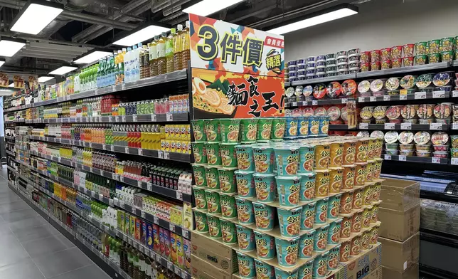 無論是飲品、即食麵或零食都都排列得井井有條，所有貨品的牌子都一致情向外。threads 圖片