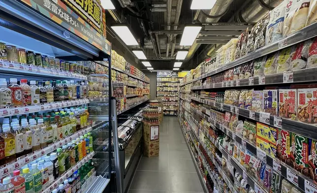 無論是飲品、即食麵或零食都都排列得井井有條，所有貨品的牌子都一致情向外。threads 圖片