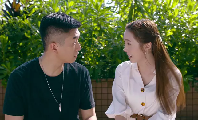 網民話李海銅好襯白色衫。