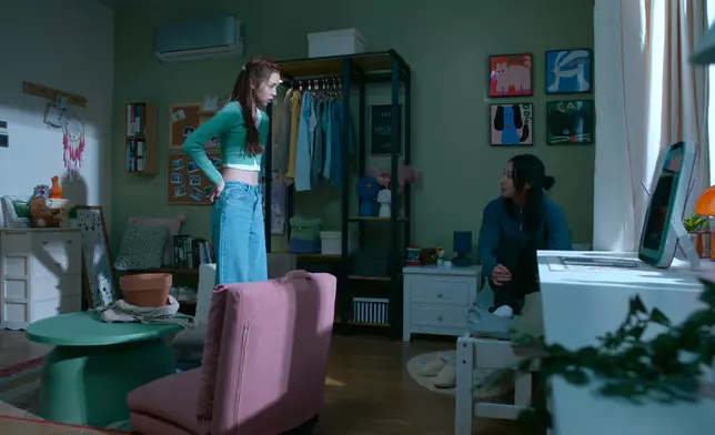 李海銅纖腰同樣吸獲關注。