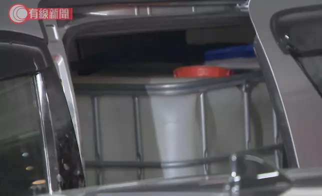 油箱放置在7人車內。有線新聞影片截圖