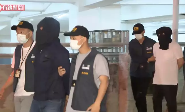 海關拘捕疑犯。有線新聞影片截圖