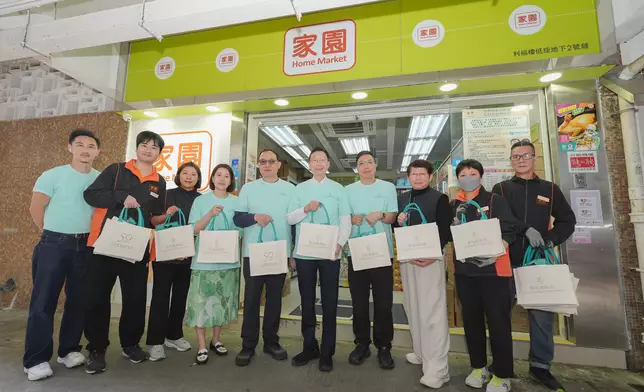 恒基地產執行董事兼家園基金董事孫國林先生於家園便利店，與義工一同向市民派發福袋。