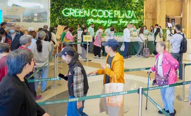 恒基地產聯同李兆基基金於全港50個地點向市民派發福袋，市民反應十分踴躍。