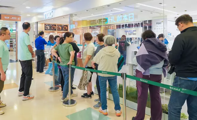 恒基地產聯同李兆基基金於全港50個地點向市民派發福袋，市民反應十分踴躍。