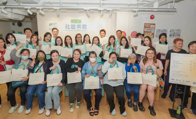 太子社區客廳會員對於獲贈福袋表現高興。