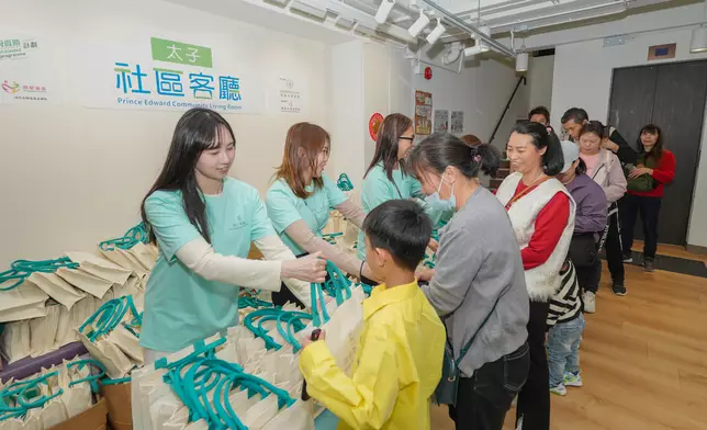 太子社區客廳會員對於獲贈福袋表現高興。