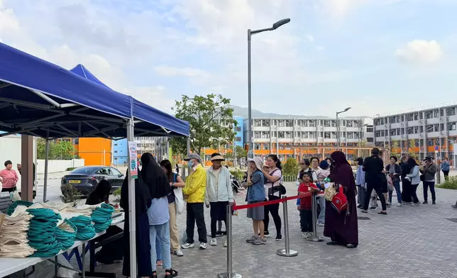 「博愛江夏圍村」的居民排隊領取福袋。