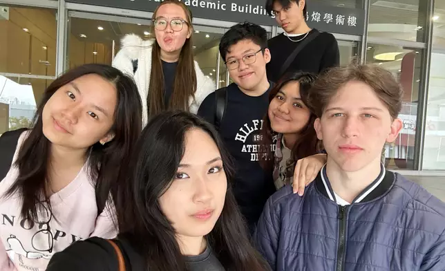 來自哈薩克的Assel Sarzhanova（前排中）及來自南非的Daniel Bruwer（前排右）