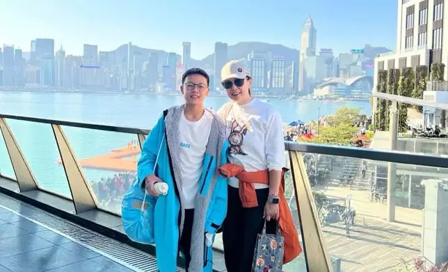 見證兒子多年來在各游泳比賽中奪獎的珍貴時刻。