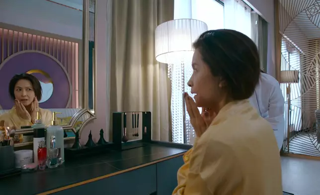 邵美琪呢個Look好接近素顏，但望落依然靚靚，保養得宜。