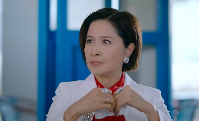 聆聽張曦雯過去時，邵美琪眼神又帶住痛心同關懷。