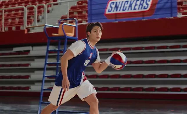 MINGYU在全新廣告以籃球主題造型登場。