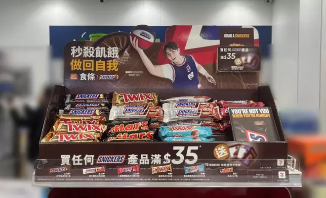 「SNICKERS with MINGYU」2026 籃球主題陳列架。