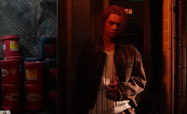 MIRROR成員邱傲然（Tiger）將於本周五（20日）在麥花臣場館舉行首個個人演唱會，昨日（18日）率先推出熱血新歌《脫兔》。