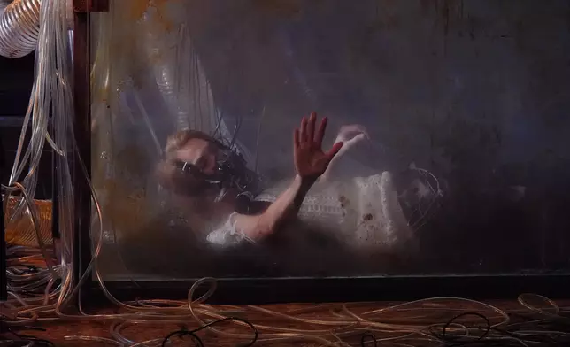 新歌MV製作媲美動作片。