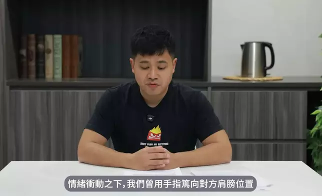 混血肥仔拿出法庭判詞、分居協議書等「證據」逐點澄清，強調自己並非「家暴」，而是雙方情緒激動下「用手指篤向對方肩膀」，導致襲擊罪成。