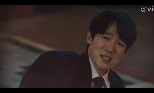 柳演錫飾撞鬼律師申二朗。Viu提供圖片