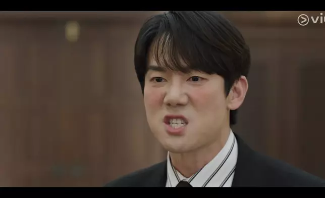 申二朗被鬼附身大出醜。Viu提供圖片