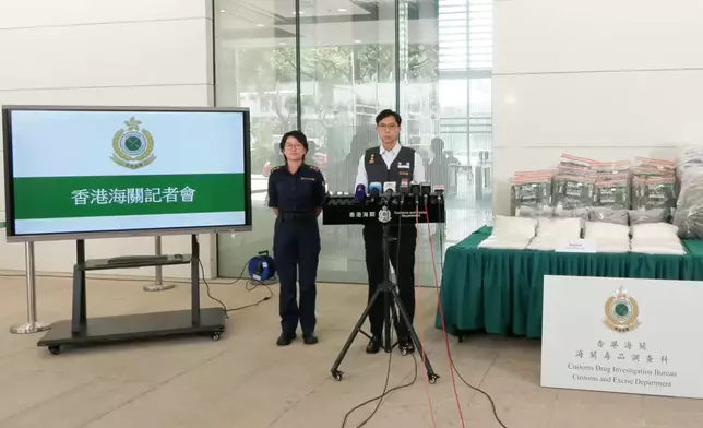 海關毒品調查科毒品調查第二組高級調查主任趙啟榮（右）及港口及海域科貨櫃貨物檢查組督察劉芷欣（左）向傳媒講述案件詳情。香港海關FB
