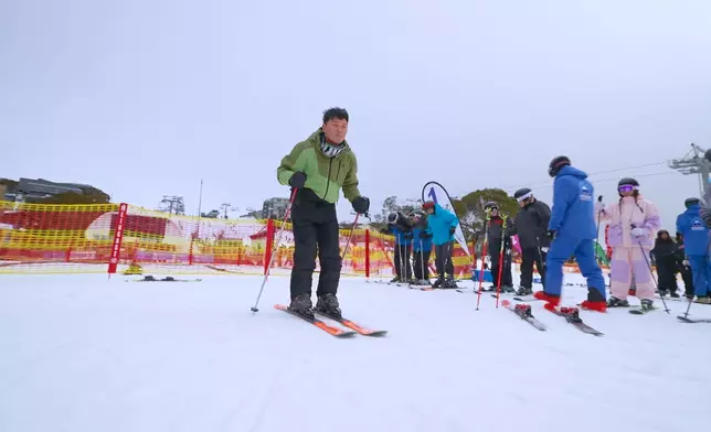 阿廉一上場就跌倒。