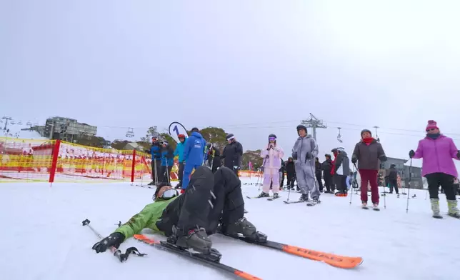 阿廉一上場就跌倒。