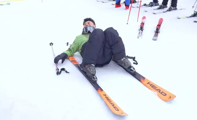 阿廉一上場就跌倒。