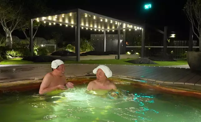 互相潑水嬉戲。